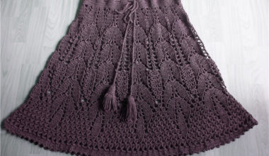 Gri tığ ile örülmüş olan etekler