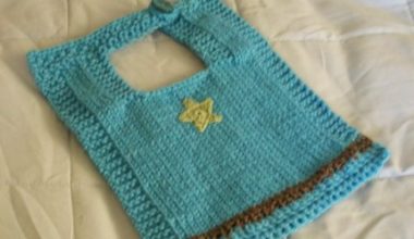 Örgüden yapılmış çocuk önlük