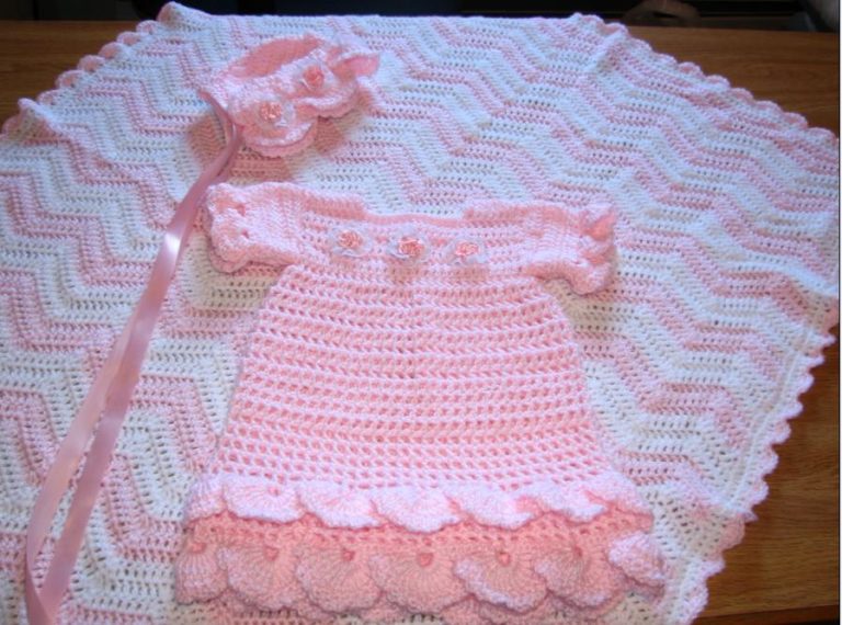 El örgüsü bebek battaniye ve çocuk elbisesi