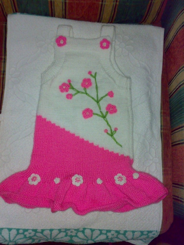 Pembe çiçekli askılı örgü elbiseler