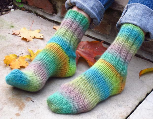 rengarenk-akıllı-ipten-örgü-çorap-modeli-539x420