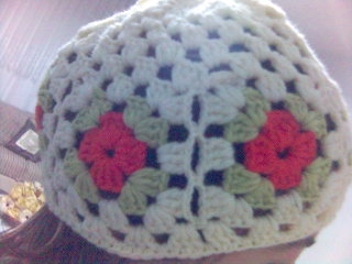 Motifli beyaz yesil kirmizi renklerde örgü dantel bere modelleri