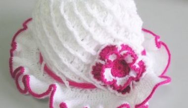 Kiz cocuklarina bebeklerine gore sapka modeli beyaz pembe renklerde cicekli