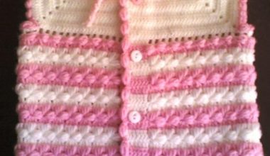 Tığla örülmüş pembe düğmeli bebek yelek modelleri
