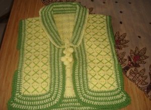 İli renkli tığ işi örgü çocuk yelek