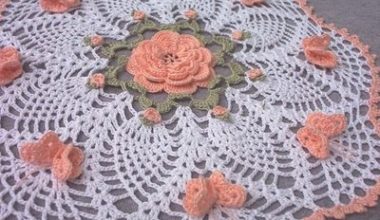 yuvarlak masalara sehbalara danteller motifli desenli ciceklerle suslenmis ipleri oyali örgüler