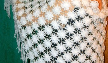 Beyaz örgü bayan şalı