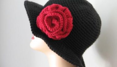 Siyah güllü örgü bayan şapka modeli